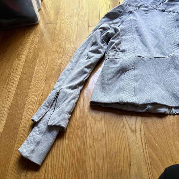Lululemon Size 10 Gray Heathered Silver Spoon It's Happening Athletic Jacket - Picture 14 of 15